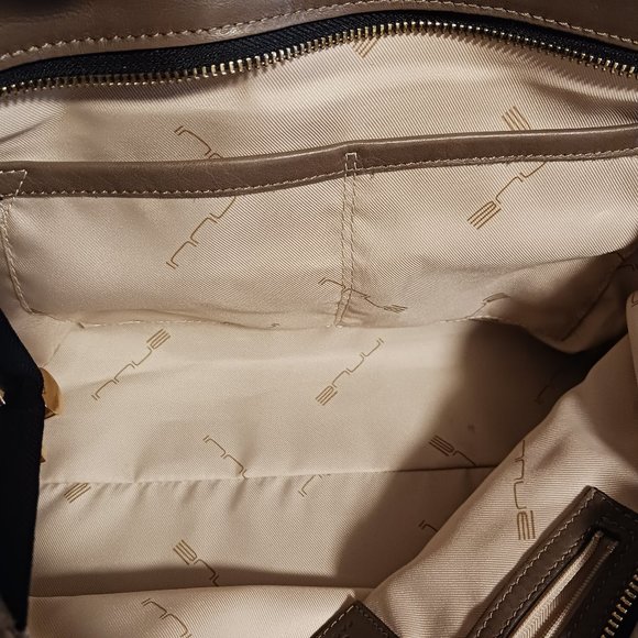 Elegant Two-Tone Leather Handbag - Picture 6 of 15